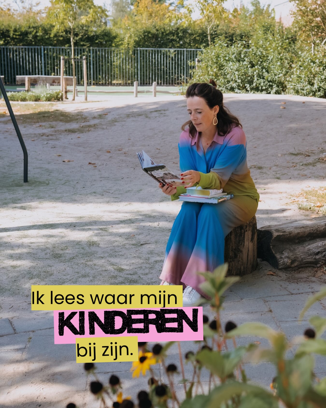 Wat is jouw superkracht?
Lezen, lezen, lezen. Sinds de PISA scores wordt er nog meer over gepraat. Ja, de scores zijn zorgelijk. Ja, het onderwijs moet hier iets mee. Ja, social media leidt kinderen af van lezen (volwassenen trouwens ook). Ja, lezen is MEGA belangrijk.
Natuurlijk deel ik de zorgen. Gelukkig benadrukken de nieuwe kerndoelen het belang van jeugdliteratuur in het curriculum van de basisschool en de samenhang met andere vakken. Wat ben ik daar als juf, moeder én trainer Close Reading ontzettend blij mee en dankbaar voor.
Toch zie ik ook allerlei magische oplossingen de revue passeren. Van meer bewegen om beter te begrijpen wat je leest tot alleen maar lezen wat je leuk vindt.
Ik weet DE oplossing ook niet.
Ik denk wel dat er twee dingen ontzettend belangrijk zijn om te zorgen dat de leesvaardigheid van Nederlandse leerlingen omhoog gaat.
1) Lees waar je kinderen bij zijn. Leg je telefoon weg en pak je boek. Sterker nog, zorg dat de telefoon nauwelijks in het zicht is met je kinderen om je heen. En omdat we als leraren beperkt invloed hebben op de thuissituatie en dat geen reden mag zijn om als kind geen profijt te hebben van dit advies, kan je in deze tip het woord kinderen vervangen door leerlingen. Lees waar je leerlingen bij zijn. Draag boeken bij je en straal niet alleen plezier maar ook belang uit. Noem boeken de hele dag. Leg verbanden, verwijs naar eerder (samen) gelezen titels, maak leerlingen attent op die associaties. Goed voorbeeld doet goed volgen. Thuis én op school.
2) Geef het beste onderwijs tekstbegrip wat er is. Maak het je prioriteit om in dat vak je allerbeste ik te zijn. Maak expliciet hoe je te werk gaat, kies rijke teksten, stel hoge doelen, worstel jezelf aan de hand van goede vragen door een tekst heen om dat doel te bereiken, laat ze zwoegen, stel vragen die gaan over de tekst waar ze met elkaar over praten. Vooral, maak na behalen van het doel duidelijk dat het leuk is om na een uitdagende les te begrijpen waar de tekst over gaat. Leesplezier zit niet (alleen) in leuke teksten. Leesplezier zit in begrijpen wat er staat. Ook dát moeten ze leren.
Lees jij waar je kinderen (leerlingen) bij zijn? Met welk effect?