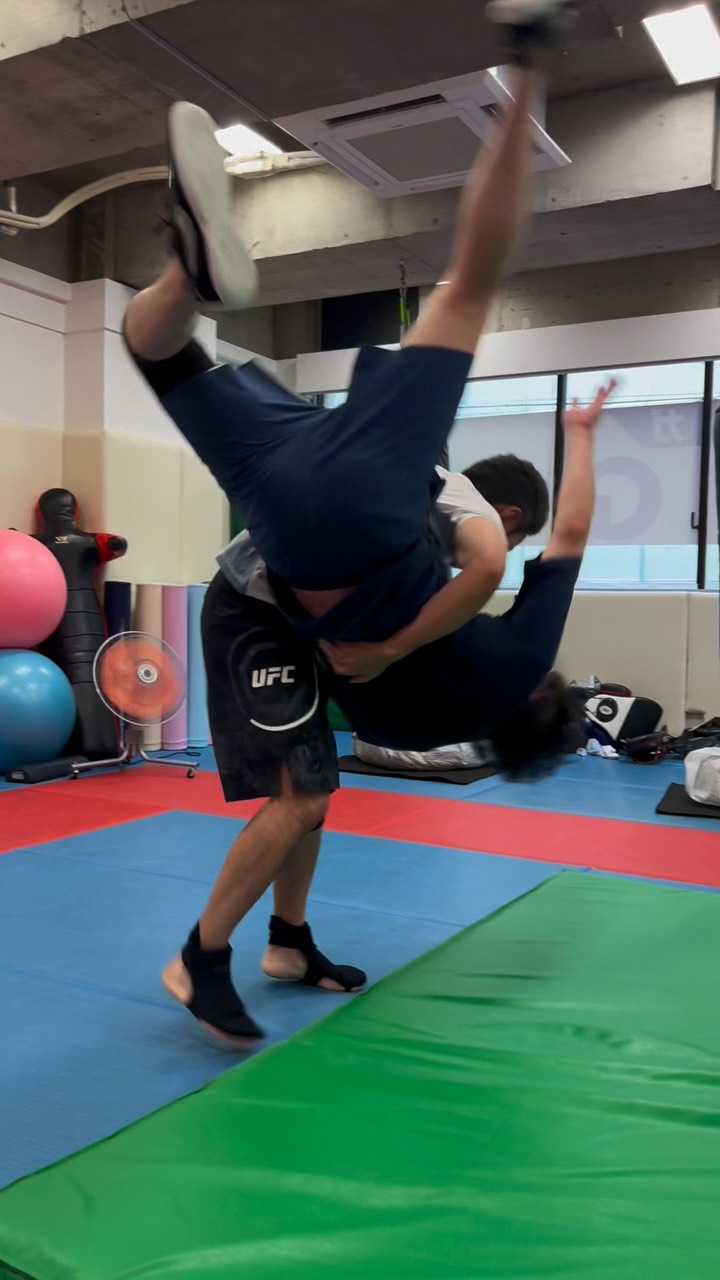 【One-arm shoulder throw, Hip throw, Osoto gari 】
・
・
イスラエル本国提携・公式認定スタジオ🇮🇱
クラヴマガ大阪トレーニングセンター
妥協なき実戦護身術「クラヴマガ」を大阪で。
30〜40代の社会人男性が集い、本場の